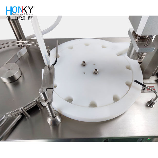 5mlのボトルを詰め込み,ボトルを詰め込むために高精度で詰め込むマシンを使用するデスクトップラボ