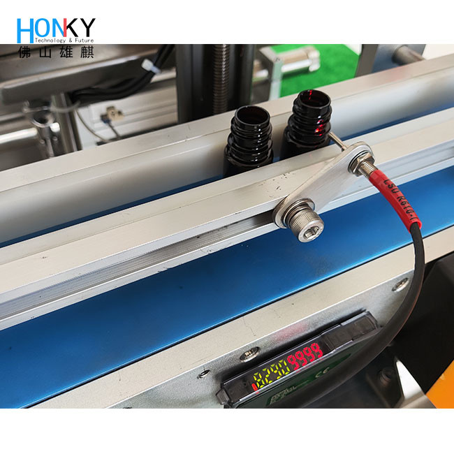 Small Batch Using Desktop Conveyor Whiten Cream Bottle Filling Machine With High Precison Ceramic Piston Pump For Cosmetic Packing